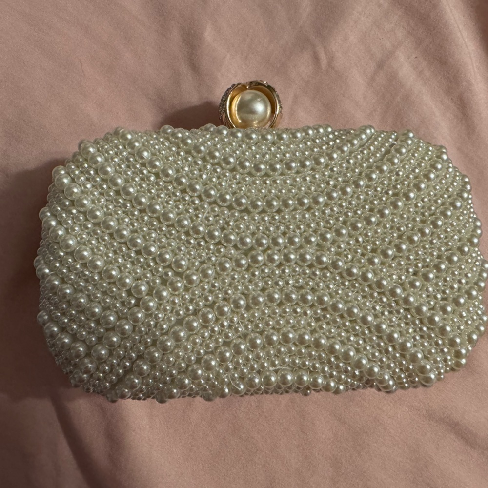 Pearl clutch with attachable strap